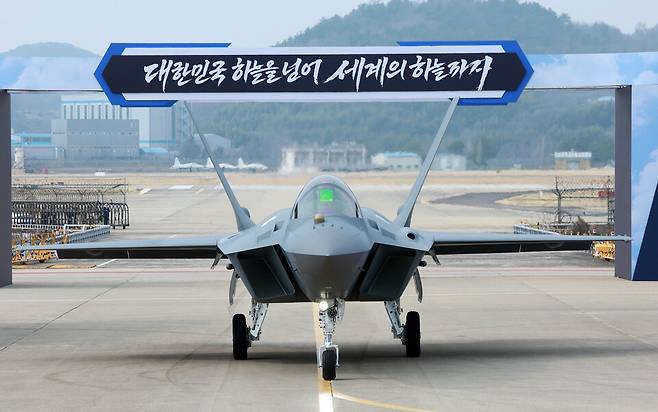 지난 3월 25일 경남 사천 한국항공우주산업(KAI)에서 KF-21 양산 1호기가 공개됐다./연합뉴스