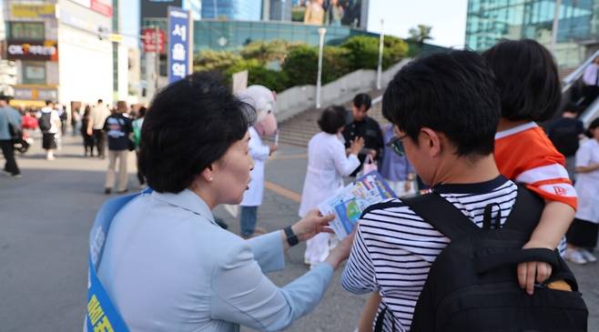 대한약사회 권영희 회장이 시민들에게 홍보물을 나눠주고 있다. 대한약사회 제공.