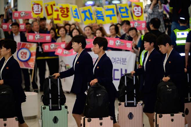 2025~26 아시아축구연맹(AFC) 여자 챔피언스리그(AWCL) 4강전에서 수원FC 위민을 상대하는 내고향여자축구단이 17일 인천국제공항 제1여객터미널에서 자주통일평화연대 등 단체 관계자들의 환영을 받으며 입국하고 있다. 사진=공동취재/연합뉴스