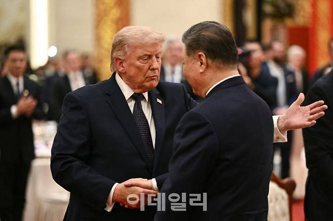 시진핑(오른쪽) 중국 국가주석과 도널드 트럼프 미국 대통령이 14일 중국 베이징 인민대회당에서 열린 국빈 만찬에 참석해 악수하고 있다. (사진=AFP)