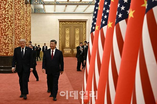 시진핑(오른쪽) 중국 국가주석과 도널드 트럼프 미국 대통령이 14일 중국 베이징 인민대회당에서 열린 국빈 만찬에 참석하기 위해 입장하고 있다. (사진=AFP)