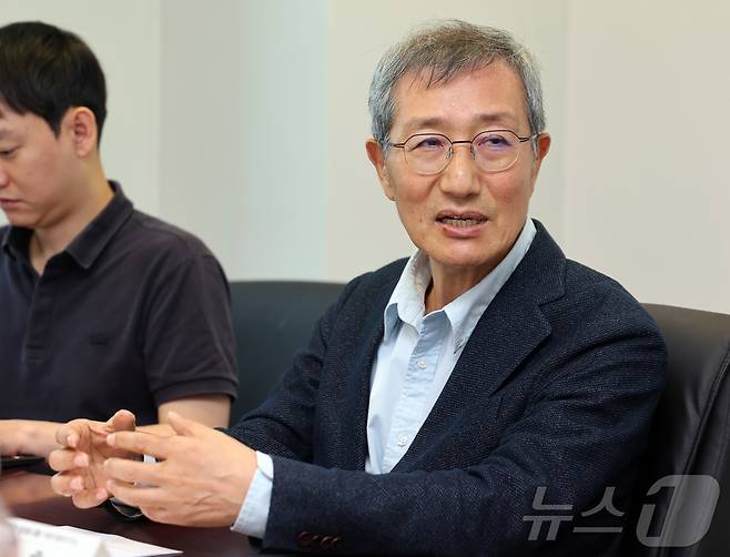 이홍 광운대 경영학부 명예교수가 14일 서울 종로구 뉴스1 사옥에서 열린 "삼성전자 성과급 갈등 어떻게 풀어야 하나＂ 긴급 좌담회에서 발언하고 있다. 2026.5.14 ⓒ 뉴스1 김진환 기자