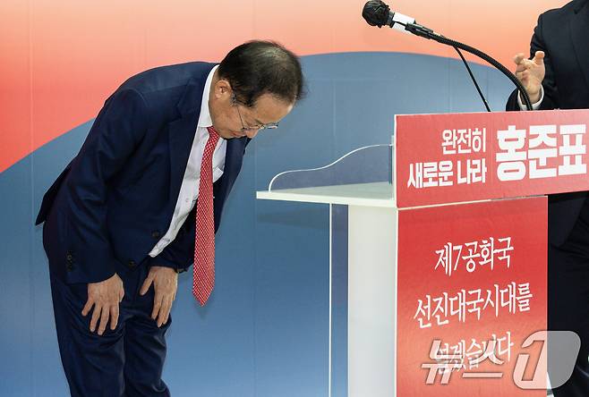 2025년 4월 29일 국민의힘 3차 경선에 진출하지 못한 홍준표 전 대구시장이서울 여의도 자신의 캠프 사무실에서 '정계 은퇴'를 밝히기 전 인사하고 있다. 2025.4.29 ⓒ 뉴스1 이재명 기자