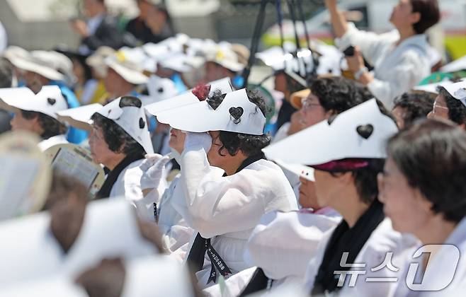 제 46주년 5·18민주화운동 기념일을 하루 앞둔 17일 광주 북구 운정동 국립 5·18민주묘지에서 진행된 추모식에서 공연을 바라보던 오월어머니가 눈물흘리고 있다. ⓒ 뉴스1 박지현 기자