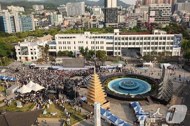 17일 '오월의 꽃, 오늘의 빛'을 주제로 한 5·18 전야제 시작 전 시민들이  광주 5·18민주광장으로 모여들고 있다. 2026.5.17 ⓒ 뉴스1 박지현 기자