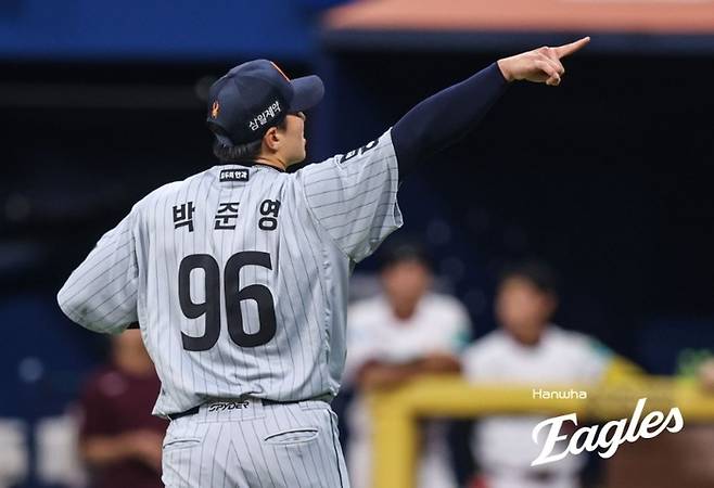 한화 박준영이 14일 서울 고척스카이돔에서 열린 2026 KBO리그 키움전에서 역투 후 더그아웃을 향해 손짓하고 있다. 사진 | 한화 이글스