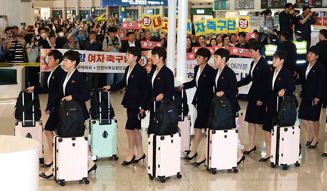입국하는 내고향축구단. 사진 | 인천공항=연합뉴스