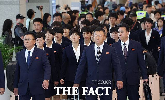 북한 여자축구팀 '내고향여자축구단'이 17일 한국 땅을 밟았다. 북한 선수단이 스포츠 대회 참가를 위해 한국을 찾은 건 8년 만이다. 북한이 남북 관계를 적대적 두 국가로 선언한 이후로는 처음이다. 이들은 소감 등을 묻는 취재진의 질문에 일절 답하지 않고 정면만 응시한 채 인천공항을 빠져나갔다. /인천국제공항=서예원 기자
