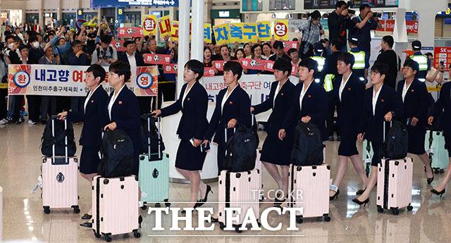 내고향여자축구단은 오는 20일 수원FC위민과 수원종합운동장에서 준결승을 치른다. 사진은 내고향여자축구단이 이날 오후 인천국제공항 제1여객터미널을 통해 입국한 모습. /인천국제공항=서예원 기자