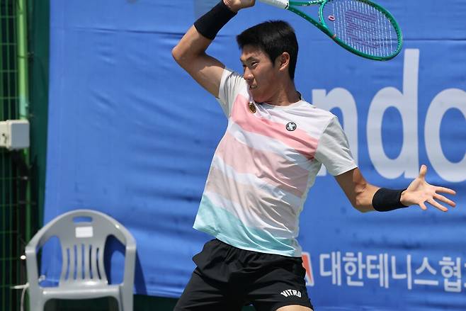 ITF 안동 국제남자테니스대회 단식 4강에서 투지 넘치는 플레이를 보여준 신우빈
