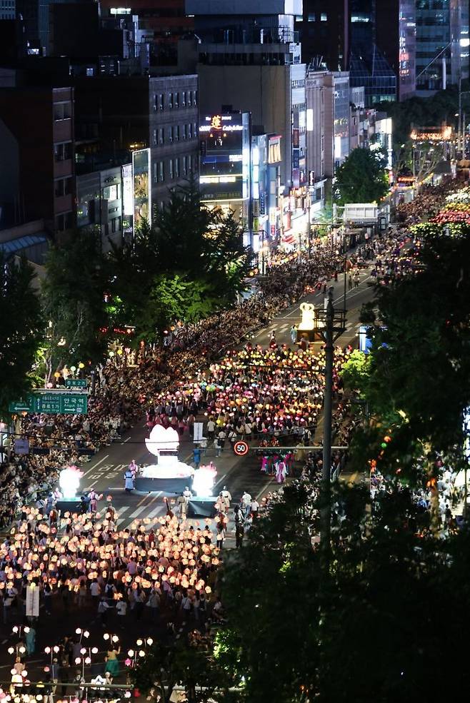 부처님오신날을 앞둔 16일 서울 종로구 흥인지문에서 조계사까지 2026 연등행렬이 펼쳐지고 있다. 연합뉴스