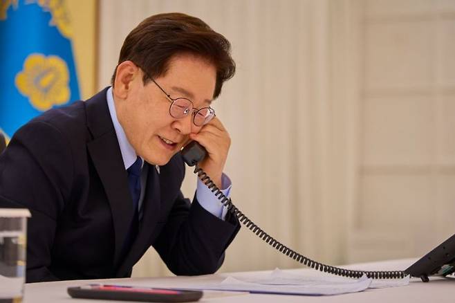 이재명 대통령이 17일 청와대에서 도널드 트럼프 미국 대통령과 통화하고 있다. (사진=청와대 제공) 연합뉴스