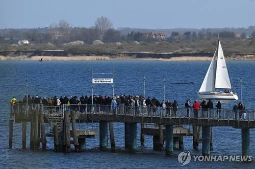 발트해에 좌초한 ‘티미’를 응원하는 시민들. 로이터 연합뉴스 자료사진.