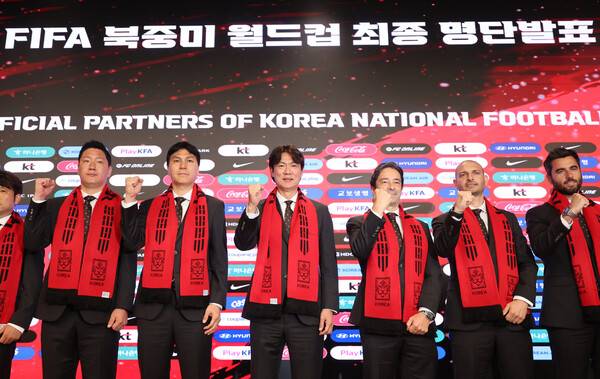 홍명보 감독이 16일 서울 KT 광화문 빌딩 웨스트 온마당에서 열린 2026 북중미월드컵 최종 명단 발표 기자회견에서 코치진과 선전을 다짐하고 있다. 연합뉴스