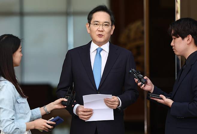 이재용 삼성전자 회장이 16일 서울 강서구 서울김포비즈니스항공센터로 귀국한 직후 노사 갈등 사태에 대한 입장을 밝히고 있다. 뉴스1