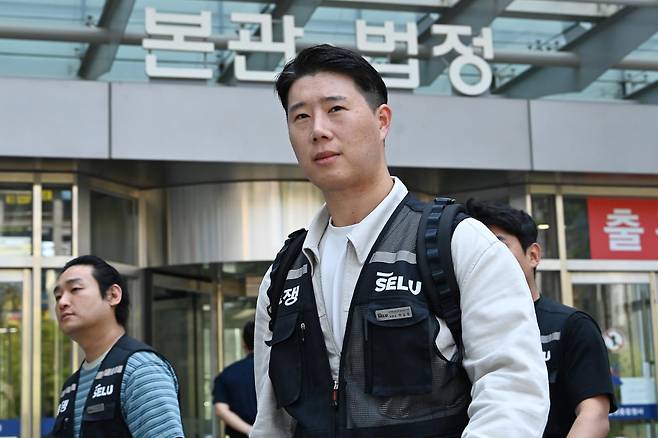 최승호 초기업노조 삼성전자지부 위원장이 13일 경기 수원시 영통구 수원지방법원에서 열린 삼성전자 노조 위법 쟁의행위 금지 가처분 신청 2차 심문을 마친 뒤 법원을 나서고 있다. 뉴시스