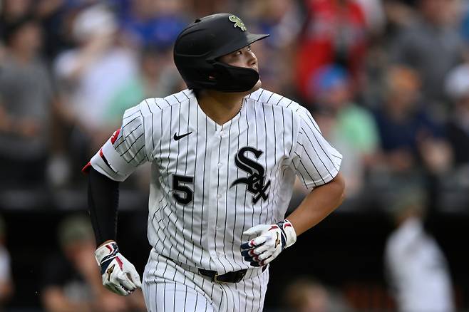 <yonhap photo-3549="">무라카미가 17일(한국시간) 시카고 컵스전 3회 솔로 홈런(16호)을 터뜨린 뒤 타구를 바라보고 있다. AP=연합뉴스</yonhap>