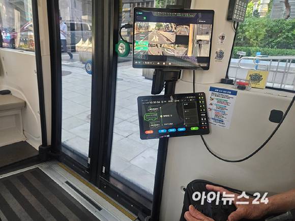 차량 내부 디스플레이에는 카메라 센서를 통한 주변 영상이 송출된다. [사진=설재윤 기자]
