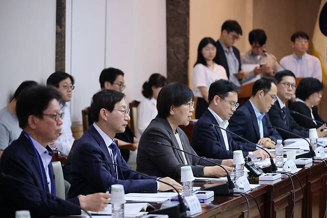 정은경 보건복지부 장관이 15일 서울 종로구 정부서울청사에서 열린 2026년도 제4차 국민연금기금운용위원회 회의에서 발언하고 있다. 연합뉴스