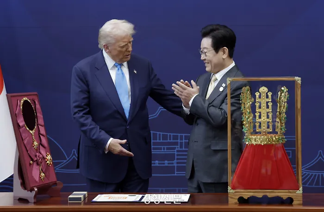 이재명 대통령이 지난해 10월29일 경북 경주박물관에서 열린 공식 환영식에서 도널드 트럼프 미국 대통령에게 무궁화 대훈장을 수여하고 천마총 금관 모형을 선물하고 있다. 김창길 기자