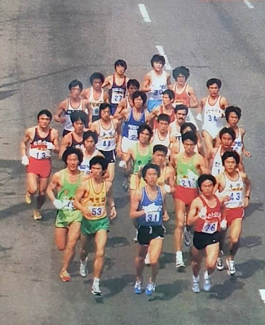 필자가 직접 선수로 뛰었던 1984년 제55회 동아마라톤 선두 그룹의 치열한 레이스 모습. [사진제공= 김원식]