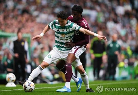 볼을 다투는 양현준 / 사진=연합뉴스