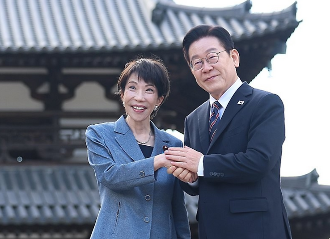 이재명 대통령과 다카이치 사나에 일본 총리가 14일 일본 나라현 대표 문화유적지인 호류지(법륭사)에서 기념촬영을 하고 있다. 2026.1.14 / 사진=연합뉴스