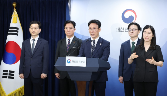 김민석 국무총리가 17일 서울 종로구 정부서울청사에서 삼성전자 파업 관련 대국민 담화를 하고 있다. (연합뉴스)