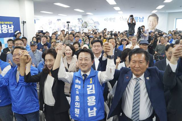 김용남 더불어민주당 경기 평택을 국회의원 후보가 16일 경기 평택시 안중읍 선거사무소에서 열린 개소식에서 정청래 당대표 등과 만세를 하고 있다. 김용남선거캠프 뉴시스