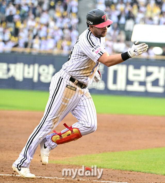2026년 5월 2일 오후 서울 잠실구장에서 열린 '2026 신한 SOL KBO리그' NC 다이노스와 LG 트윈스의 경기. LG 오스틴이 3회말 2사 1.2루서 3점 홈런을 친 뒤 기뻐하고 있다./마이데일리