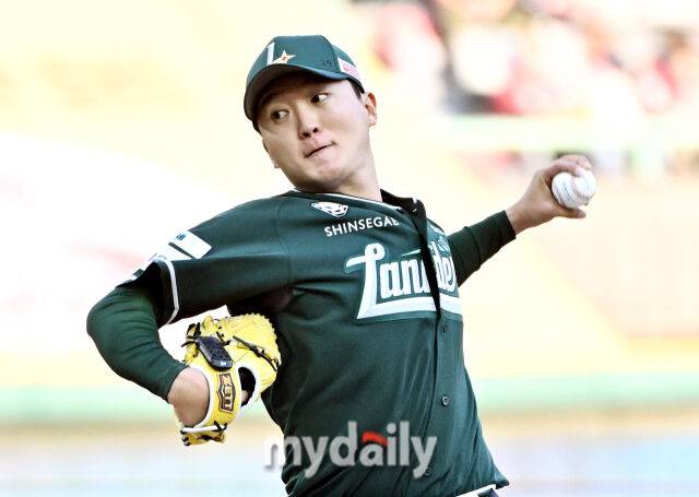 24일 오후 인천 SSG랜더스필드에서 진행된 '2026 프로야구 KBO리그' SSG랜더스와 KT위즈의 경기. SSG 선발투수 김건우가 역투하고 있다./마이데일리