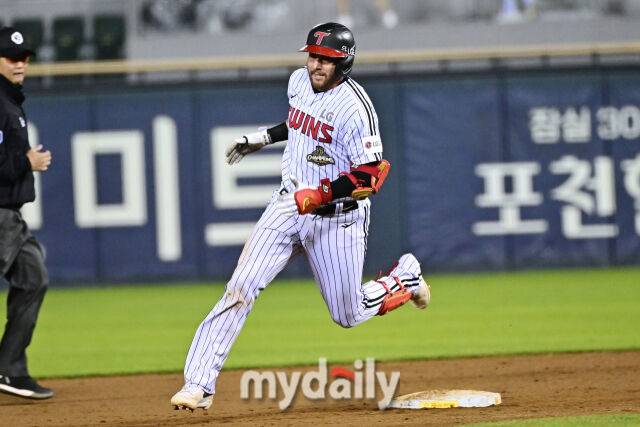 7일 서울 잠실야구장에서 열린 '2026 신한 SOL BANK KBO리그' 두산 베어스와 LG 트윈스 경기. LG 오스틴이 8회말 선두타자로 나와 3루타를 친 후 주루하고 있다./마이데일리