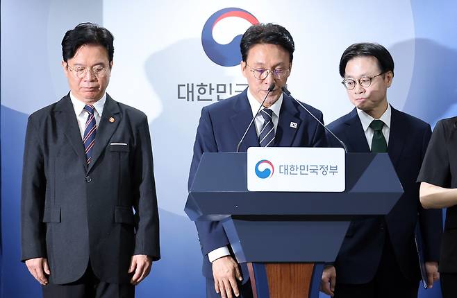 김민석 국무총리가 17일 서울 종로구 정부서울청사에서  삼성전자 파업 관련 대국민 담화를 마친 뒤 인사하고 있다. 왼쪽부터 김영훈 고용노동부 장관, 김민석 국무총리, 김정관 산업통상부 장관 [연합]