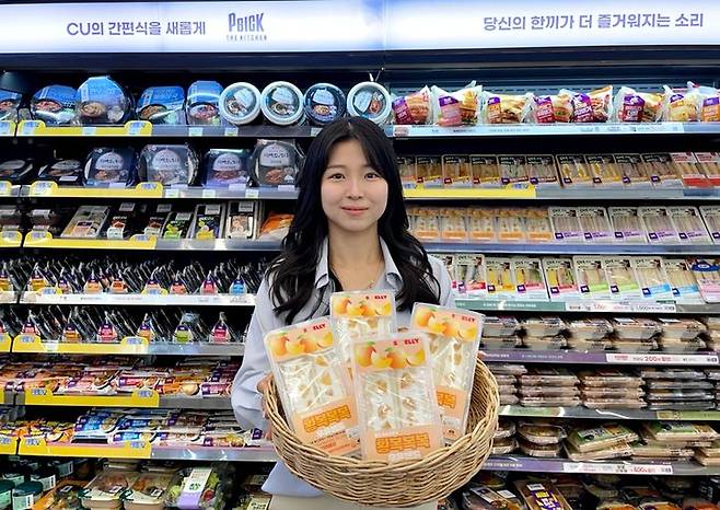 [서울=뉴시스] CU가 지속적인 매출 상승세에 힘입어 시즌 상품이던 '생과일 샌드위치'를 사계절 상시 판매 상품으로 전환한다. 사진은 14일 출시한 '황복복복 우유샌드'(사진=BGF리테일 제공) *재판매 및 DB 금지