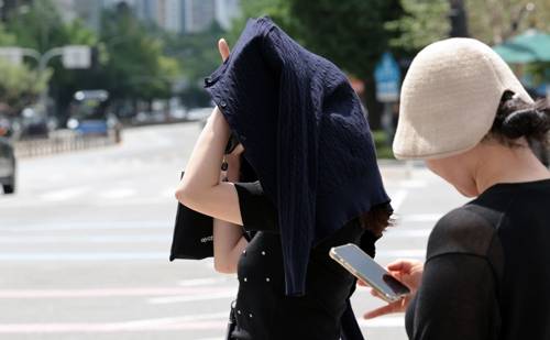 뜨거운 햇볕 피하기 [연합뉴스 제공]