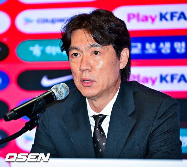 [OSEN=민경훈 기자] 북중미월드컵 국가대표팀 명단 발표 기자회견이 16일 서울 종로구 KT 광화문 빌딩 온마당에서 열렸다.이 자리에서 홍명보 감독이 이끄는 대한민국 축구 국가대표팀은 2026 국제축구연맹(FIFA) 북중미 월드컵 최종 명단 26인을 발표한다.홍명보 감독이 기자회견을 하고 있다. 2026.05.16 / rumi@osen.co.kr