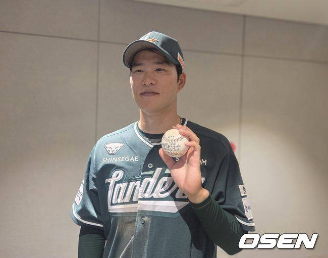 [OSEN=문학, 한용섭 기자] 프로야구 SSG 랜더스 채현우가 16일 인천 SSG랜더스필드에서 열린 LG 트윈스와 경기에서 9회말 2사 1루에서 생애 첫 끝내기 안타(2루타)를 기록했다. 경기 후 채현우가 끝내기 안타 기념구를 들고 웃고 있다. /orange@osen.co.kr