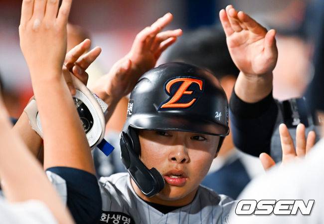 [OSEN=고척, 민경훈 기자] 12일 서울 고척 스카이돔에서 2026 신한 SOL KBO리그 키움 히어로즈와 한화 이글스의 경기가 열렸다.키움은 배동현, 한화는 류현진이 선발로 나섰다.2회초 2사 주자 3루 한화 강백호가 좌중간 1타점 적시 2루타때 홈을 밟은 문현빈이 덕아웃에서 축하를 받고 있다. 2026.05.12&nbsp;/ rumi@osen.co.kr