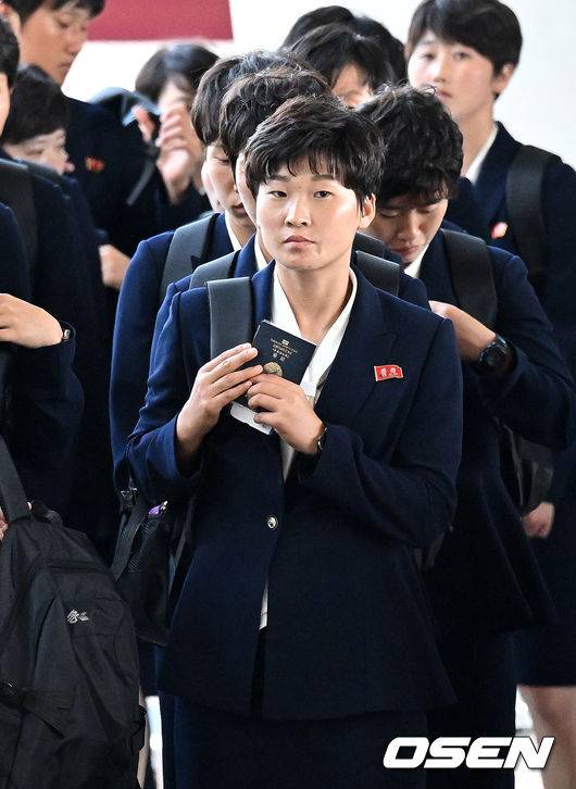 '려권' 손에 꼭 쥔 선수들