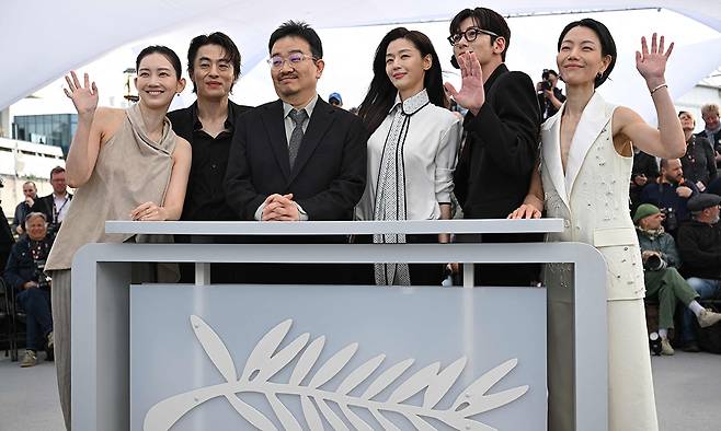 15일(현지시각) 제79회 칸국제영화제 미드나이트 스크리닝 부문에서 상영된 ‘군체’의 주연배우들과 연상호 감독(왼쪽 세 번째)이 영화 포토콜에서 포즈를 취하고 있다. 왼쪽부터 신현빈, 구교환, 연 감독, 전지현, 지창욱, 김신록의 모습. 칸=AFP연합뉴스