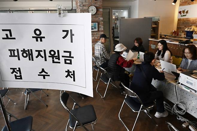 지난달 서울 강서구 공항동 주민센터에서 시민들이 1차 고유가 피해 지원금을 신청하고 있다. 조태형 기자