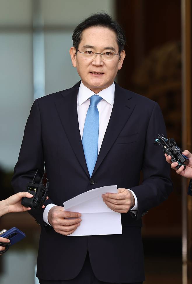 이재용 삼성전자 회장이 16일 서울 강서구 서울김포비즈니스항공센터로 귀국하며 노사 문제와 관련 “전세계 고객들께 진심으로 사과드린다”며 입장을 밝히고 있다. 뉴스1