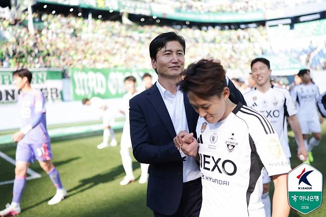 정정용 전북 현대 감독(왼쪽)과 이승우. 프로축구연맹 제공