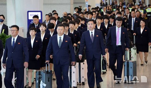 인천공항을 통해 입국한 북한 내고향여자축구단. /사진=뉴시스 제공