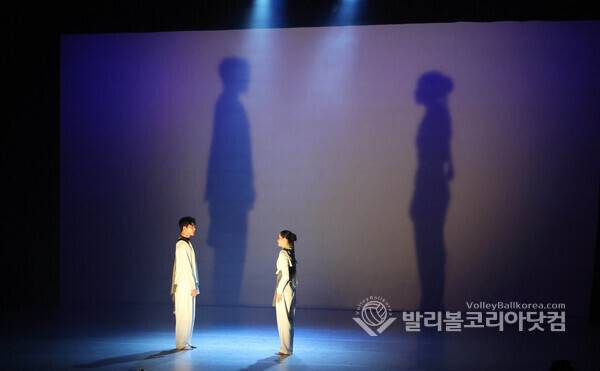 정준용 안무가, '흔들리는 중심' 나는 누구인가 질문에…경기도무용단 시대정신 공연.(사진=김경수 기자/ 발리볼코리아닷컴.2026.5.15)