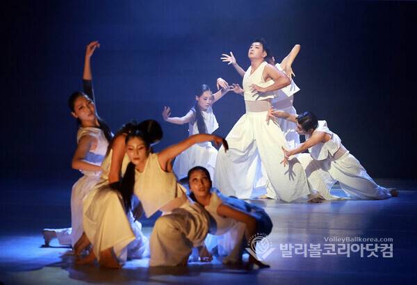 정준용 안무가, '흔들리는 중심' 나는 누구인가 질문에…경기도무용단 시대정신 공연.(사진=김경수 기자/ 발리볼코리아닷컴.2026.5.15)