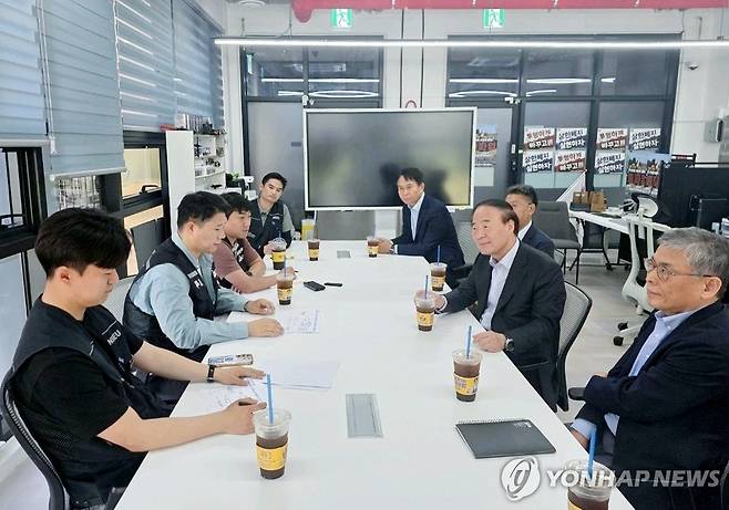 삼성전자 DS 부문 사장단, 평택사업장 찾아 노조 면담 (서울=연합뉴스)  전영현 대표이사 부회장(오른쪽 두 번째)을 비롯한 삼성전자 DS 부문 사장단이 15일 경기도 삼성전자 평택 사업장을 방문해 초기업노조 최승호 위원장(왼쪽 두 번째) 등 노조 지도부와 면담하고 있다. 2026.5.15 [삼성전자 제공. 재판매 및 DB 금지] photo@yna.co.kr