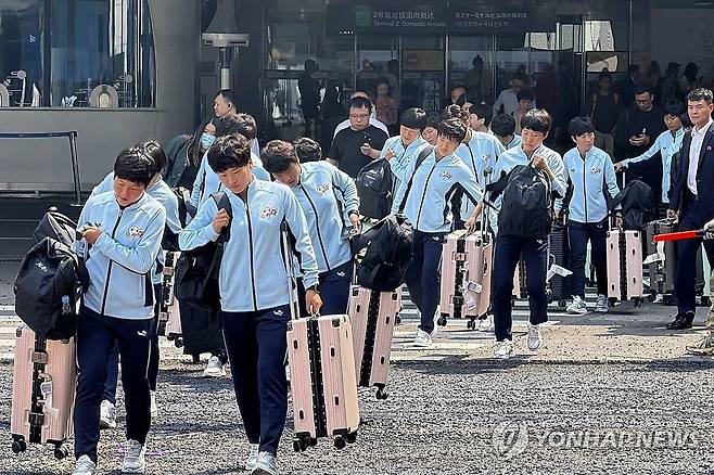 베이징 서우두 공항 도착한 북한 내고향여자축구단 (베이징 교도=연합뉴스) 북한 내고향여자축구단이 지난 12일 경유 훈련지인 중국 베이징 서우두 공항에 도착하고 있다. 2026.5.13 photo@yna.co.kr