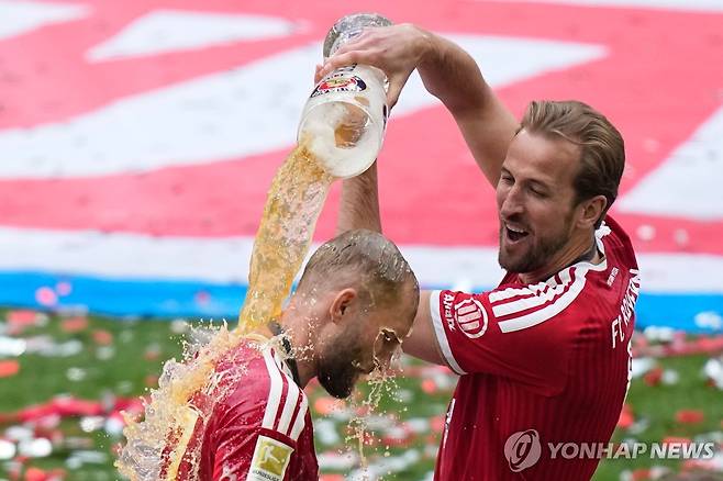 키미히에게 맥주 들이붓는 케인 [AP=연합뉴스]