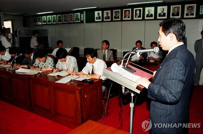 긴급조정권 발동 발표하는 노동장관 (과천=연합뉴스) 도광환 기자 = 이인제 노동부장관이 과천 정부청사에서 현대자동차에 대해 '긴급조정권' 발동을 발표하고 있다. 1993.7.20
